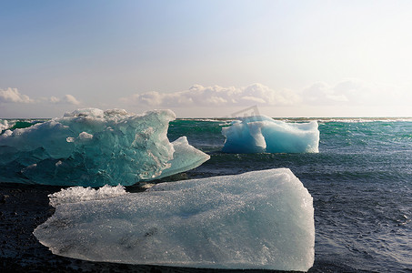 冰岛杰古沙龙冰河湖钻石海滩上的冰山