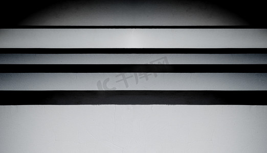 抽象的黑色白色背景一排灰色的墙壁