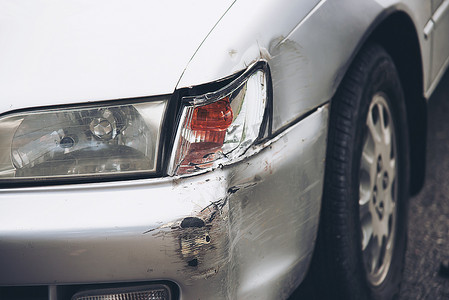 道路事故中的汽车损坏-汽车保险概念