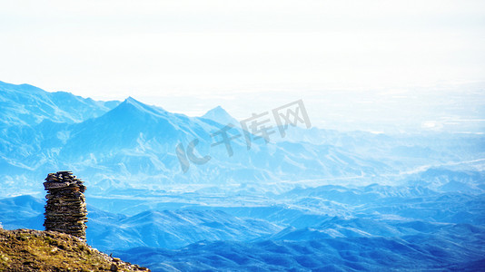 禅宗平衡的石头堆积在高山上，映衬着田园诗般的风景。
