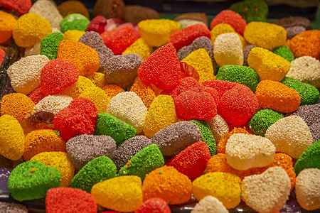 和风的装饰摄影照片_许多五颜六色的糖果加糖和风味水果。