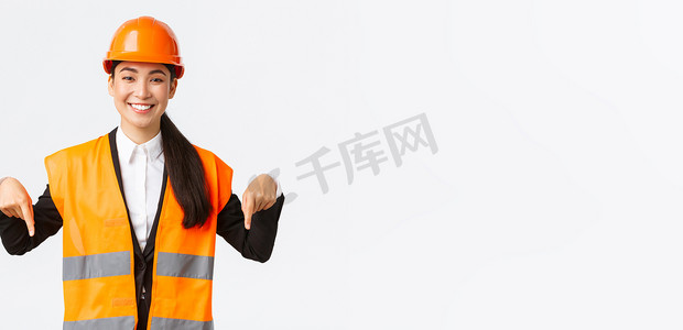 微笑开朗的施工经理，戴着安全帽和反光服的亚洲女工程师发布公告。