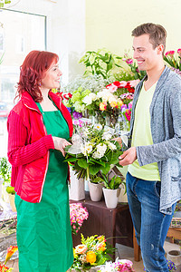 顾客在花店买玫瑰