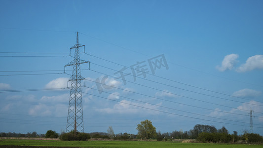城市电力摄影照片_输电线杆，电塔，蓝天，云