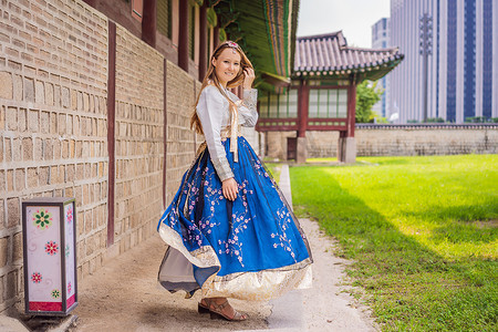 在景福宫穿着韩服的年轻白人女游客。