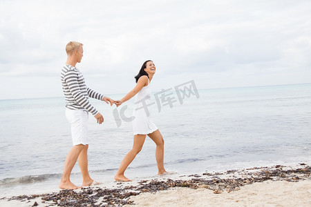 情侣牵着手摄影照片_情侣牵着手在沙滩上散步