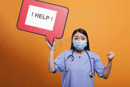 忧心忡忡的亚洲医院工作人员拿着纸板语音气泡标志