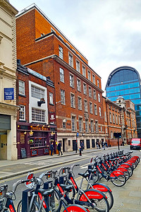 公共自行车摄影照片_英国伦敦，2022 年 2 月 5 日：伦敦城市自行车停车场。