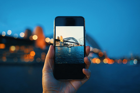 手持智能手机屏幕拍摄悉尼港 Br 的照片