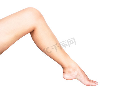 白色背景的腿部女性，用于皮肤护理和身体美容专业