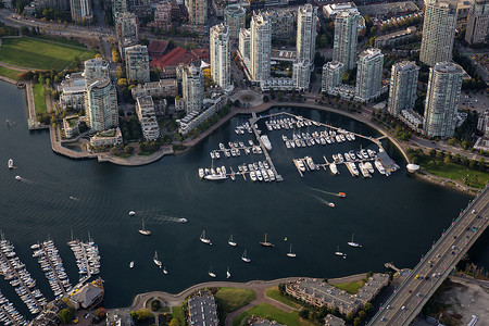 加拿大不列颠哥伦比亚省温哥华市中心鸟瞰图。