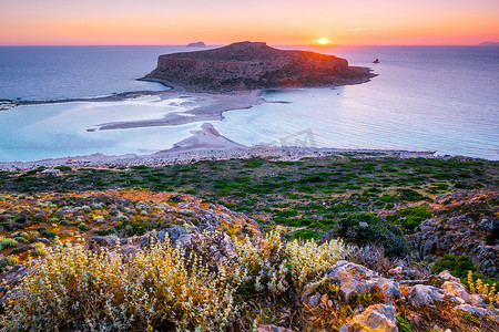 希腊克里特岛巴洛斯海滩的日落。
