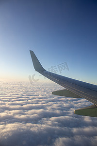 天翼云摄影照片_飞机机翼在天空中。