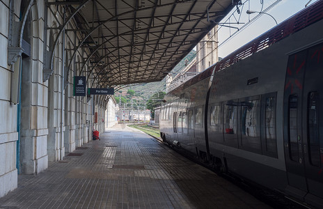 字幕条字幕摄影照片_一列高速列车在西班牙东北部的Portbou火车站站台等待发车。