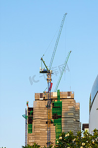 建设中的建筑物和起重机