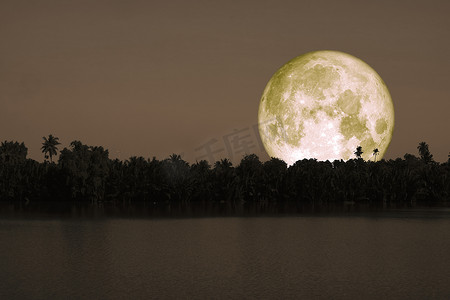 满冷的月亮回到山上，倒影在河上