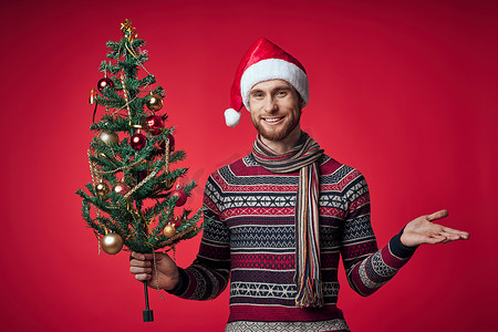 穿着圣诞衣服、圣诞树、玩具、生活方式的可爱男人