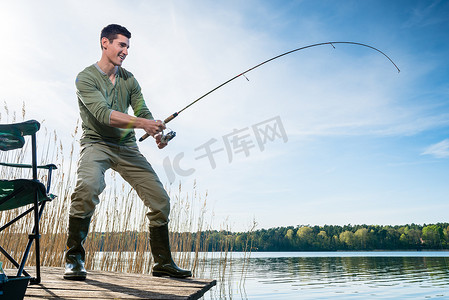渔夫在湖边钓鱼