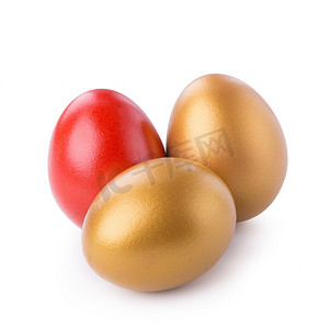金丹和鸡蛋摄影照片_孤立在白色背景上的金蛋和红蛋