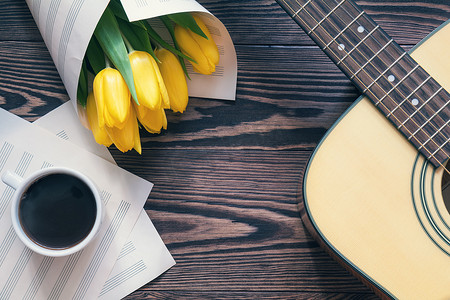 吉他，黄色郁金香，咖啡，音乐页