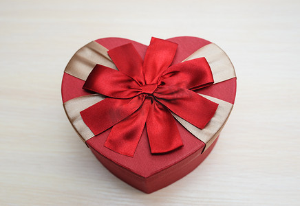 情人节那天，红色盒子呈心形，带蝴蝶结