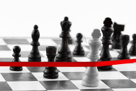 国际象棋领导概念与国王的形象穿过红色终点丝带
