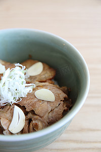 叉烧丼，猪肉片配米饭日本料理