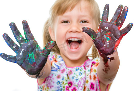 兴奋的孩子展示画的手。