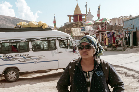 印度马纳利，2019 年 10 月 — 一名印度女性独行旅行者在寒假独自旅行时在山地车站被发现的肖像。