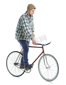年轻人在白色的固定齿轮自行车上表演技巧