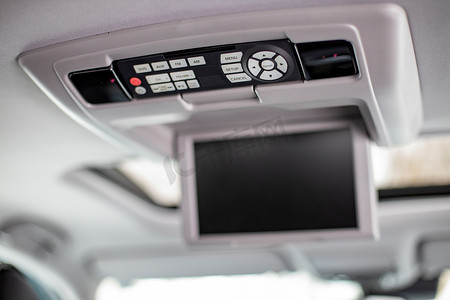 现代汽车天花板上的屏幕 m 多媒体系统控制面板。