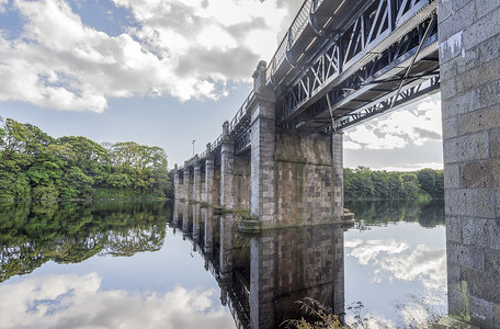 苏格兰阿伯丁迪伊河上风景秀丽的铁路桥景观
