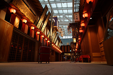 行李箱红色摄影照片_羽田机场餐厅和行李箱