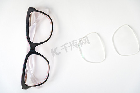 屈光眼镜和替换光学器件。