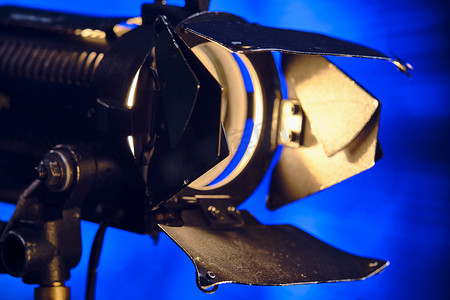 布景或摄影棚中专业照明灯具的特写。