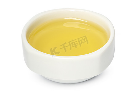 小碗与橄榄油隔离在白色背景