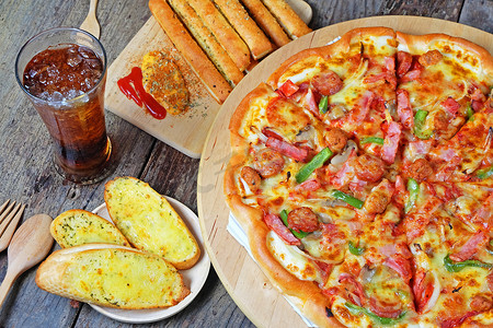 披萨配意大利辣香肠、熏鸡、奶酪和配料。