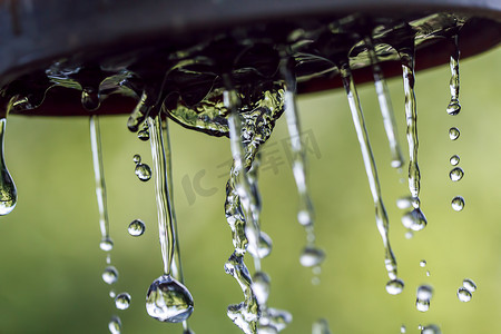 阴天下雨雨滴摄影照片_室外掉落的水滴