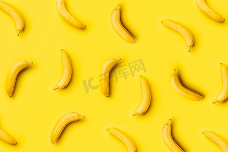 黄色背景上的香蕉图案