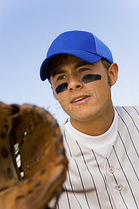 年轻的垒手准备用手套接球