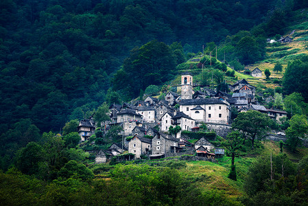 提契诺摄影照片_科里波古村位于瑞士提契诺州拉韦尔泰佐附近