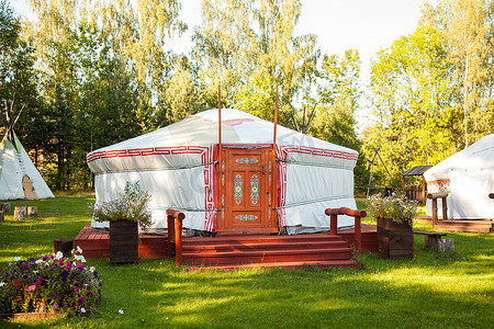 帐篷居，蒙古包在森林里。