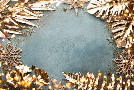 新年庆祝活动和圣诞节背景与金色的花朵、雪、星星和圣诞装饰品的顶视图。