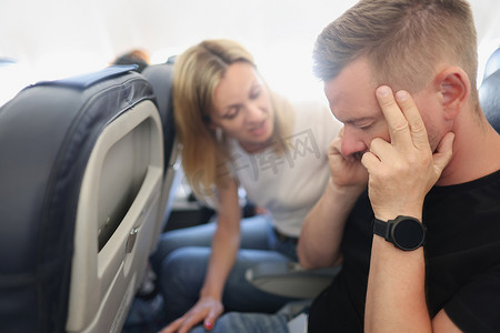 飞机里摄影照片_一个人在机舱里让自己平静下来，恐高症