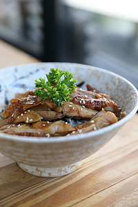 日本料理，木质背景的鸡肉照烧饭