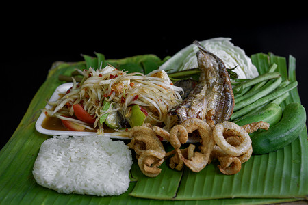 麻辣串串logo摄影照片_Isan泰国菜名称木瓜沙拉，酸菜鱼，咸蛋配