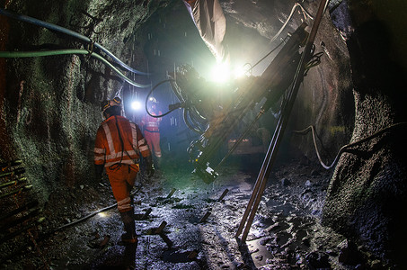 采矿机、地下矿网的采矿操作员。