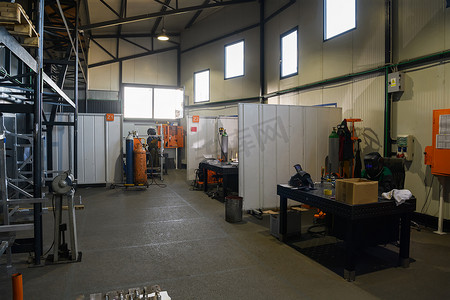 机械工程设备和机器制造的现代工业工厂生产大厅