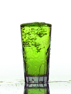 玻璃溅绿色柠檬水隔离在白色背景
