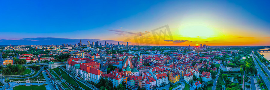 华沙市中心的美丽全景空中无人机天际线日落景色，华沙市的摩天大楼和华沙的老城区，有集市广场和美人鱼雕像，波兰，欧盟